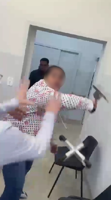 A profissional foi atacada com tapa no rosto, empurrões e ameaças dentro do ambiente de trabalho; agressora foi liberada e voltou à unidade horas depois.
