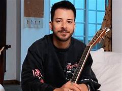 Entre a dança, os looks e a sensibilidade, ele enfrentou a língua do povo e ainda saiu mais lúcido que muita gente.