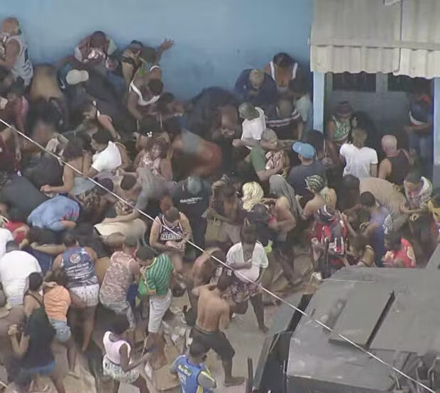 Pessoas saqueiam carga roubada na Comunidade da Pedreira