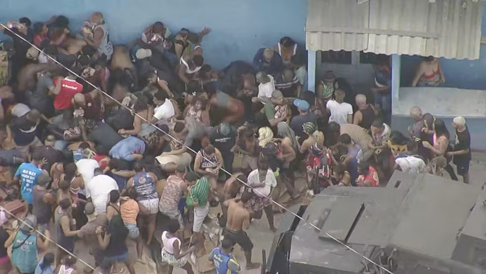 Pessoas saqueiam carga roubada na Comunidade da Pedreira