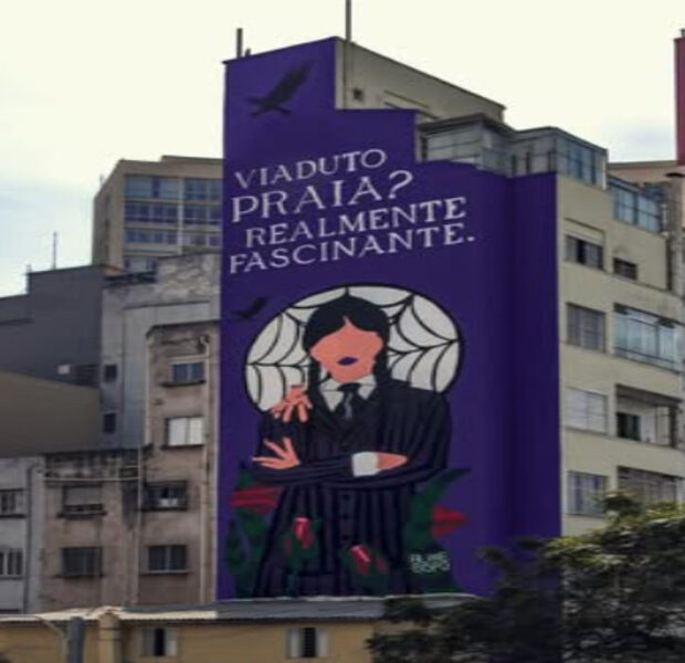 Prédio com pintura da série "Wandinha"