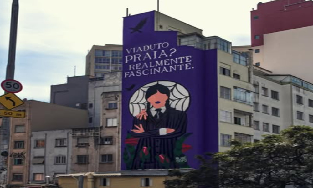 Prédio com pintura da série "Wandinha"