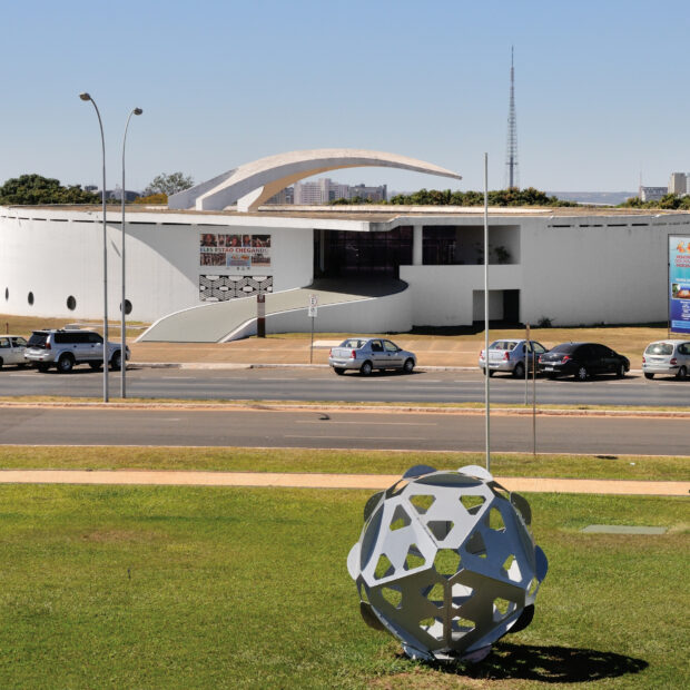 temperaturas elevadas e umidade relativa do ar em queda colocam brasília em estado de atenção. foto por cayambe growth global