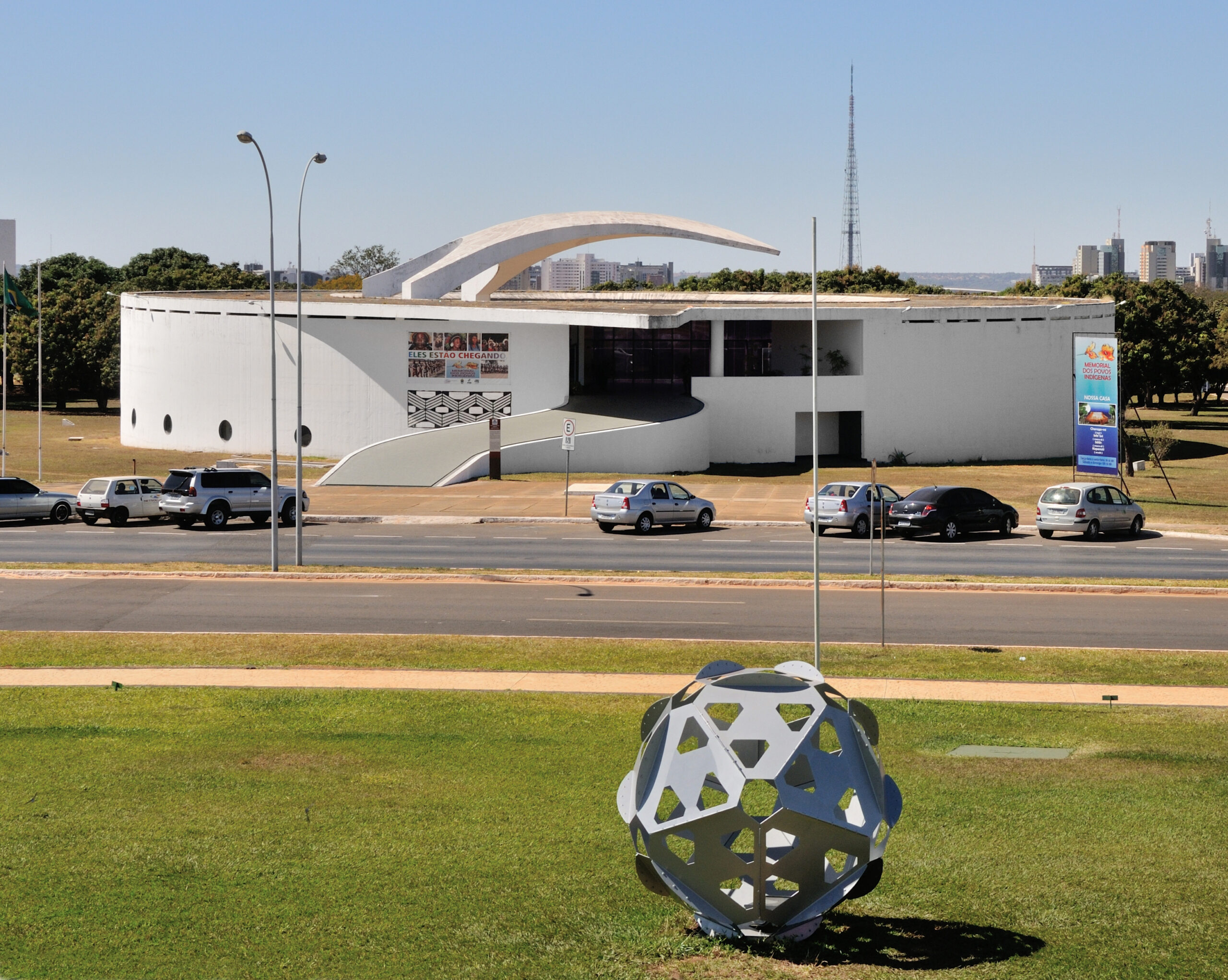 temperaturas elevadas e umidade relativa do ar em queda colocam brasília em estado de atenção. foto por cayambe growth global