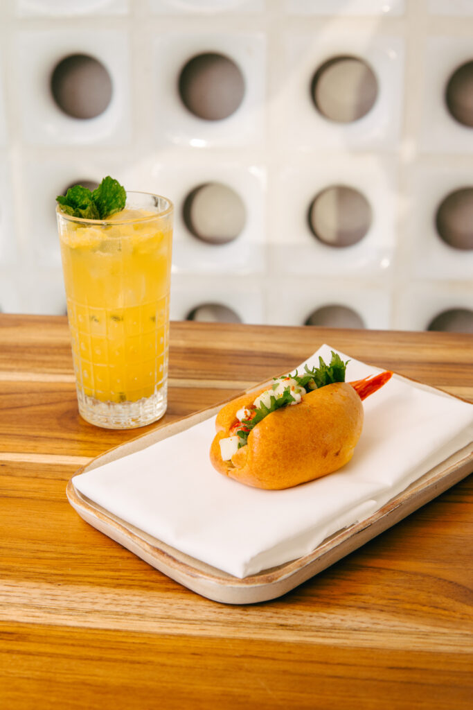 camarão carabineiro no brioche de mandioquinha, aioli de limão e picles de abacaxi (r$120 2 unidades) e drink iracema (r$48) cred. agência mares (1)