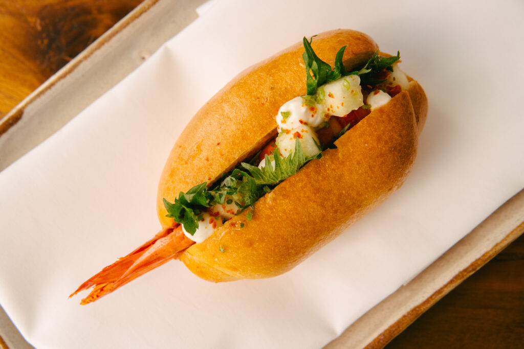 camarão carabineiro no brioche de mandioquinha, aioli de limão e picles de abacaxi (r$120 2 unidades) cred. agência mares (3)