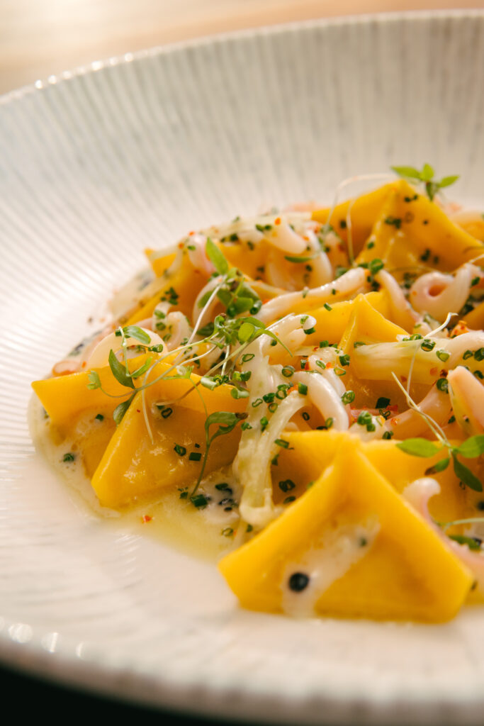 cestine de lagostim com molho à base de saquê e ovas, acompanhada de salada de lulas (r$120) cred. agência mares (5)