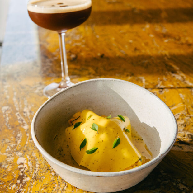 entremet de coco com tartar de manga apimentada e coulis de maracujá (r$60) e drink expresso martini r$52 cred. agência mares (3)