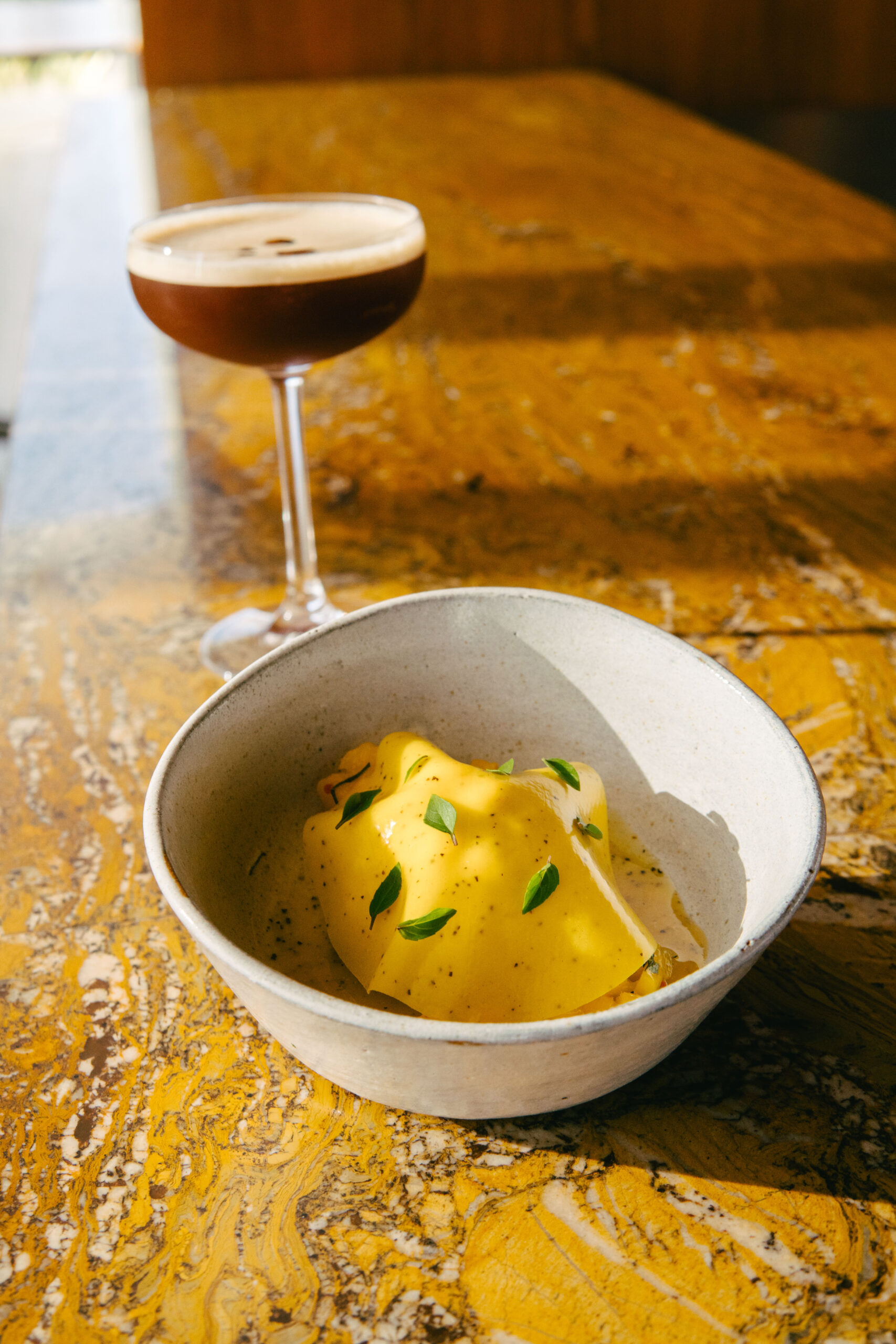 entremet de coco com tartar de manga apimentada e coulis de maracujá (r$60) e drink expresso martini r$52 cred. agência mares (3)