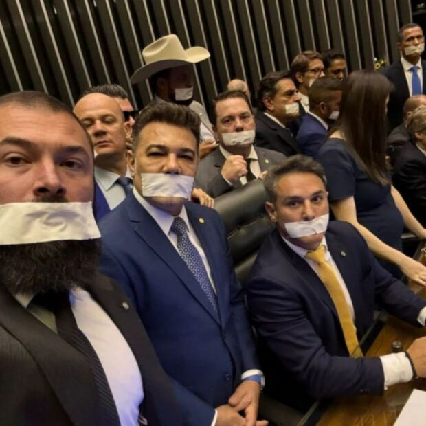 Parlamentares da oposição encenam protesto contra prisão domiciliar de Bolsonaro; psicologia explica, mas não garante que o surto passe.