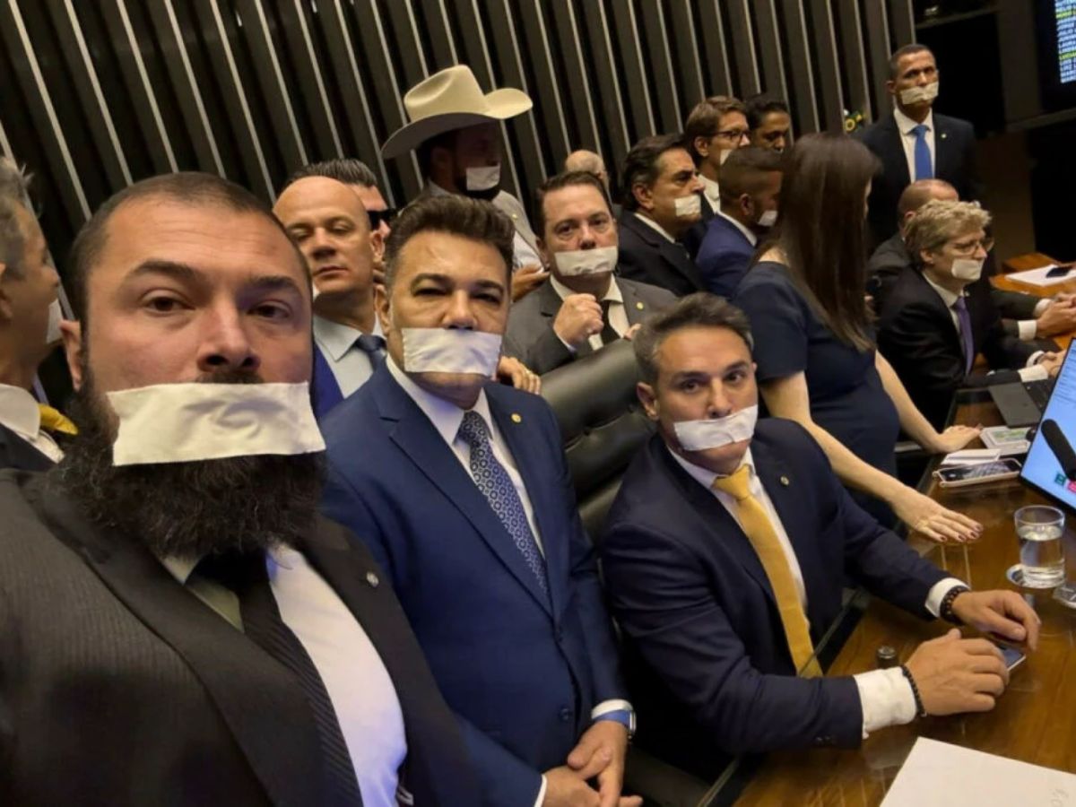 Parlamentares da oposição encenam protesto contra prisão domiciliar de Bolsonaro; psicologia explica, mas não garante que o surto passe.