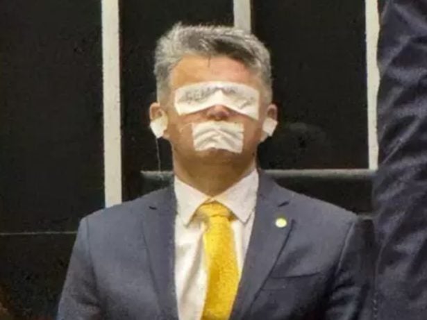 deputado usa adesivo cobrindo boca olhos e orelhas 615x461