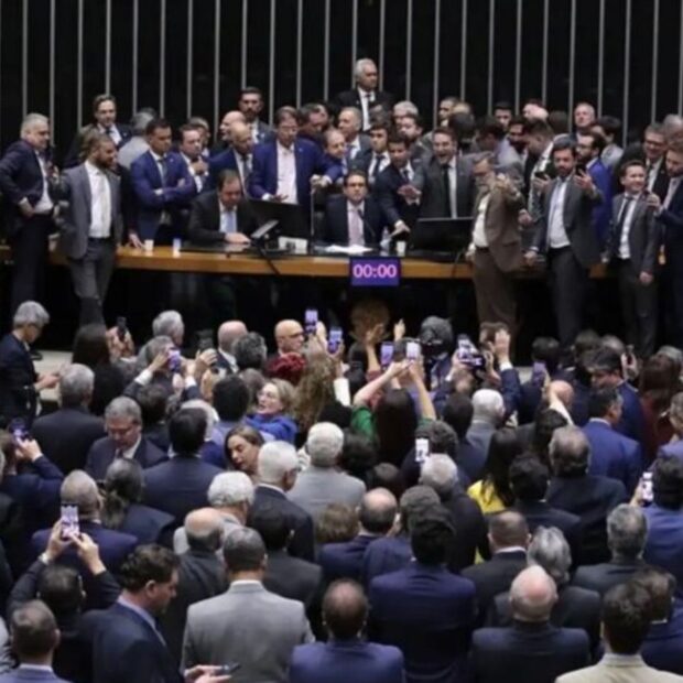 deputados da oposicao protestam na camara apos prisao de bolsonaro credito bruno spada