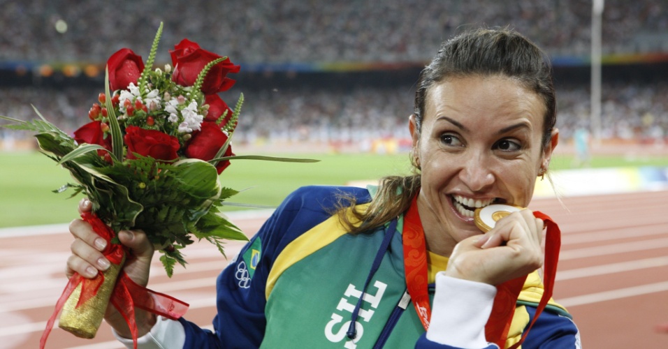 maurren maggi comemora seu ouro nas olimpiadas de pequim 1298487377680 956x500