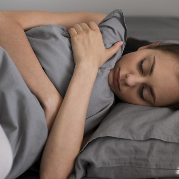 mulher de tiro medio segurando travesseiro