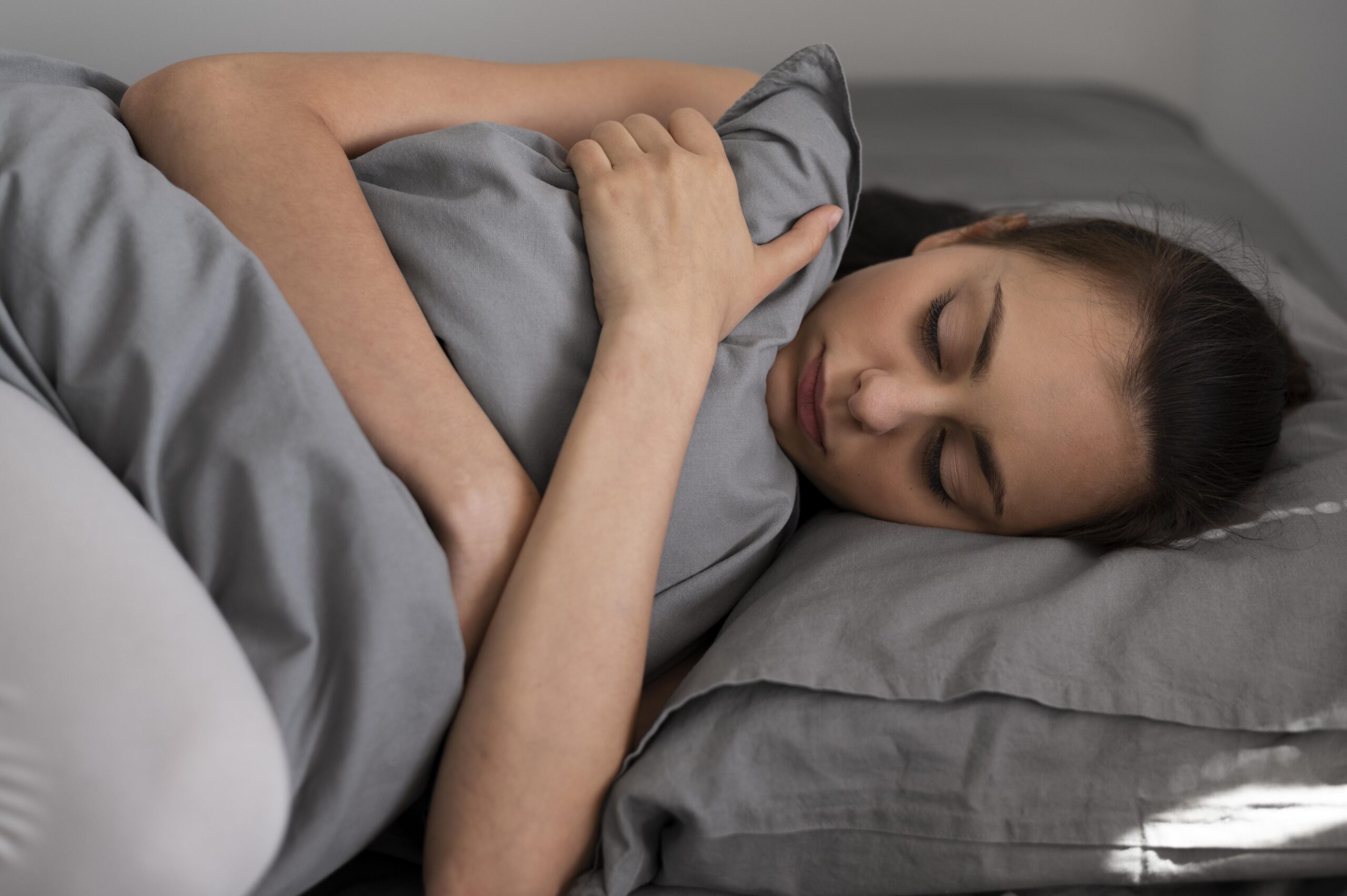 mulher de tiro medio segurando travesseiro