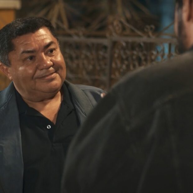 Com 40 anos de carreira, o ator estreia na TV Globo roubando a cena como Ademir, o porteiro que se torna peça-chave em um dos momentos mais icônicos da novela.