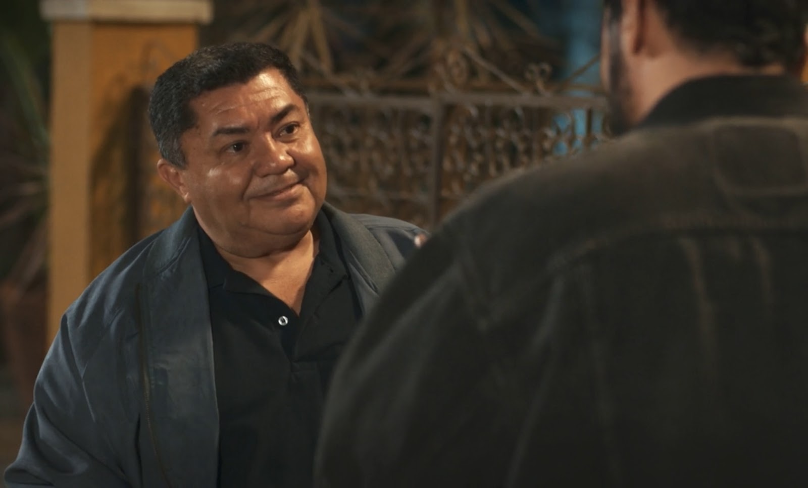 Com 40 anos de carreira, o ator estreia na TV Globo roubando a cena como Ademir, o porteiro que se torna peça-chave em um dos momentos mais icônicos da novela.
