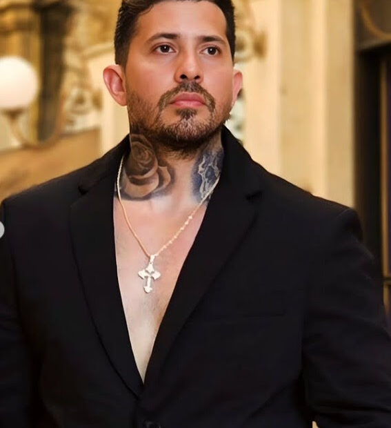 Influenciador, famoso por já ter simbolicamente nove esposas, dispara contra programa e alerta que confinamento distorce relações éticas