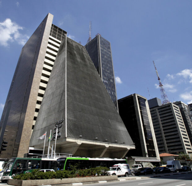imagens da avenida paulista, predio da fiesp, pedestres em difer