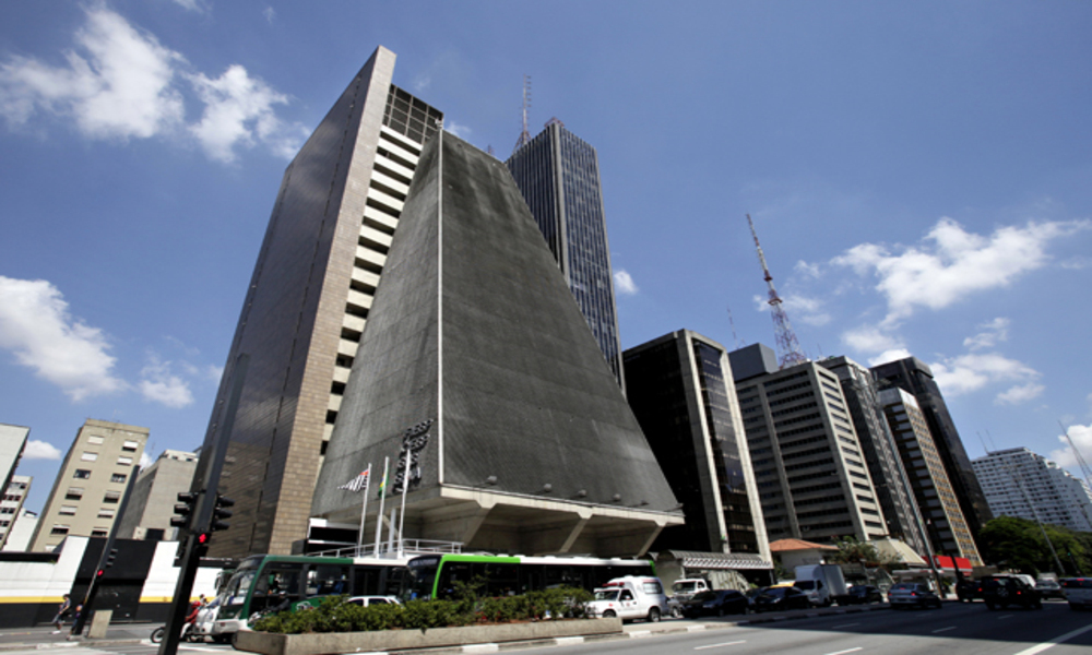 imagens da avenida paulista, predio da fiesp, pedestres em difer
