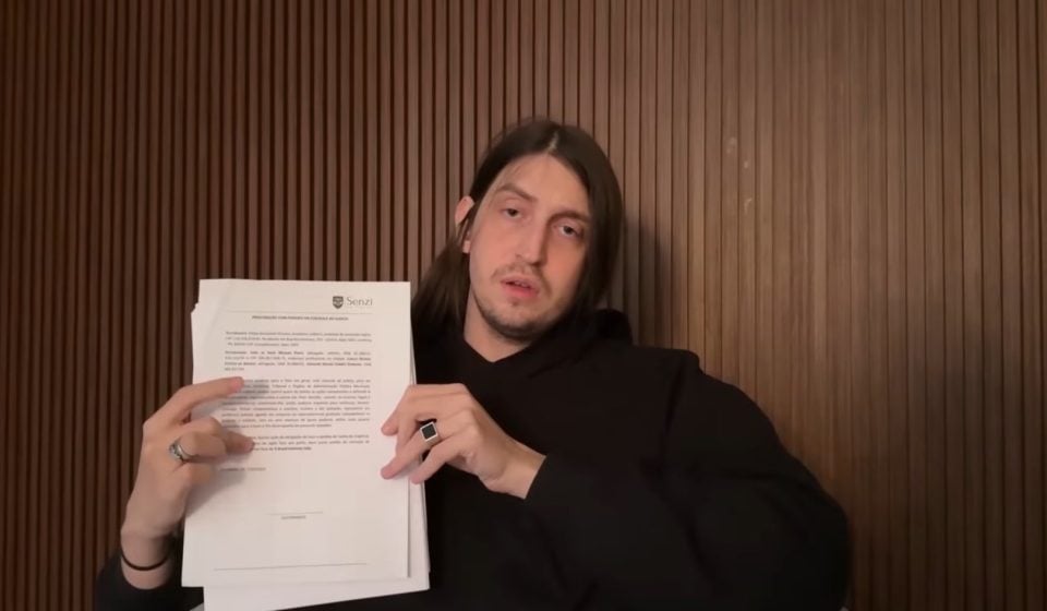 No meio de uma guerra digital com milhões de views, o youtuber decide enfrentar os detratores com processos, doações obrigatórias e uma dose de caridade