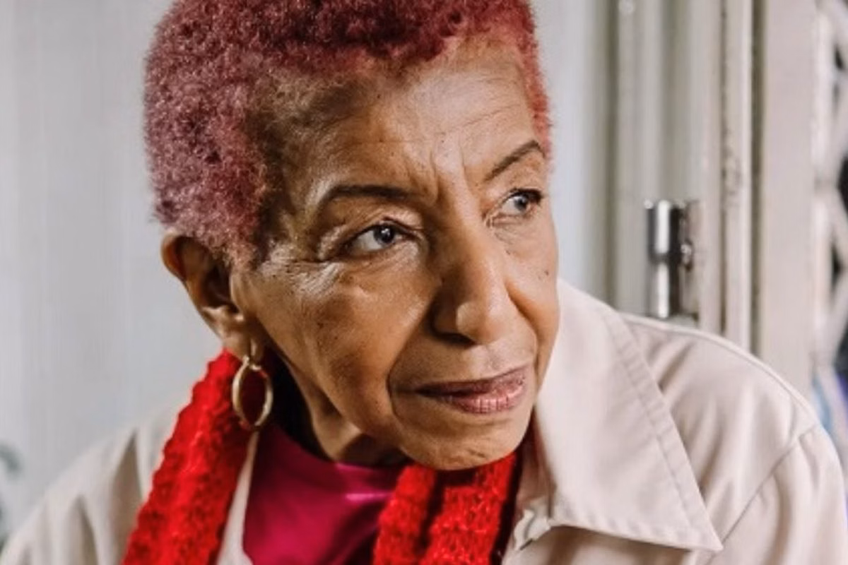 Aos 80 anos, a cantora e deputada estadual apresenta quadro estável, mas ainda sem previsão de alta.