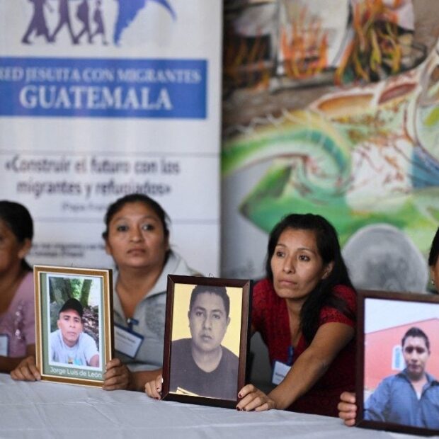 Na Guatemala, parentes de mexicanos exibem fotografias de vítimas da violência — Foto: Johan Ordonez / AFP