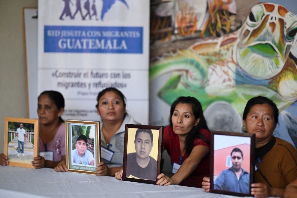 Na Guatemala, parentes de mexicanos exibem fotografias de vítimas da violência — Foto: Johan Ordonez / AFP