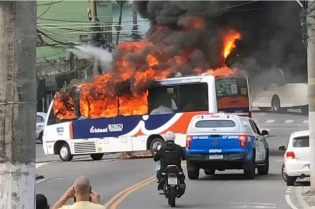 onibus incendiado no rio