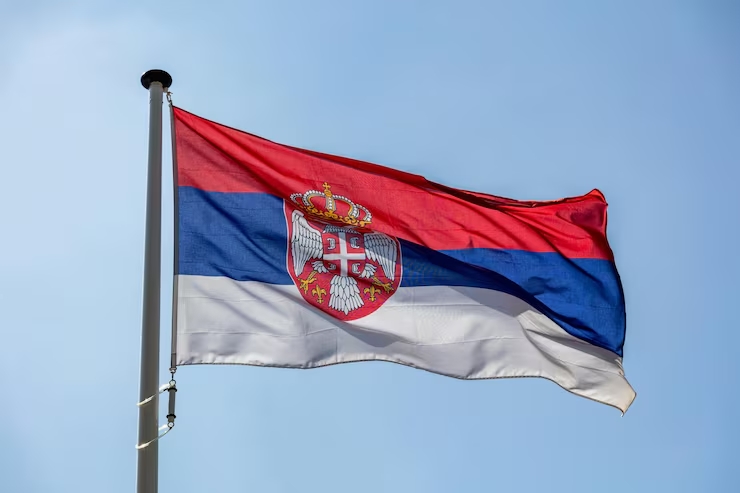 bandeira servia acenando contra o ceu azul claro 771335 18743