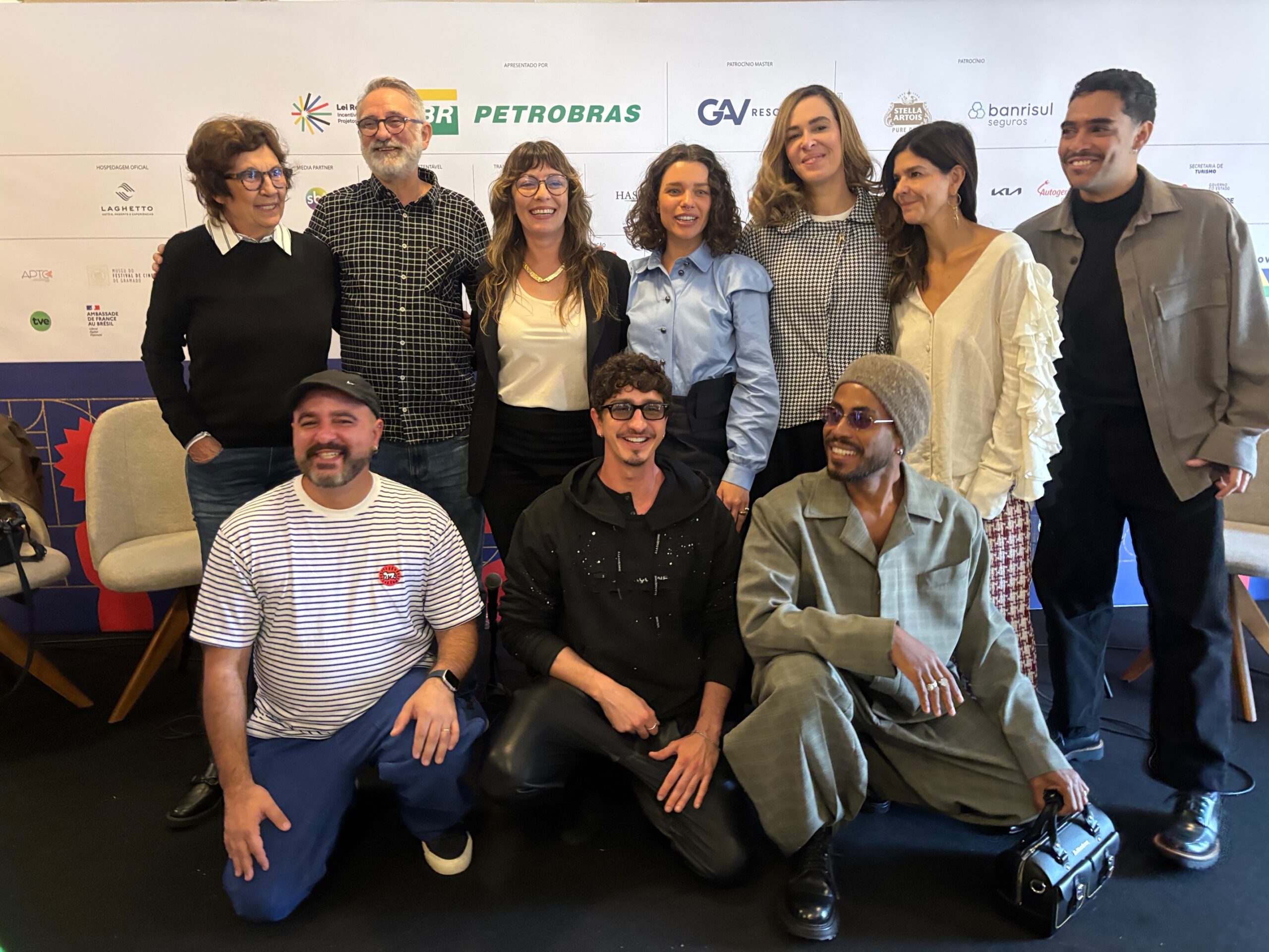 elenco e equipe participaram de coletiva de imprensa no recreio gramadense