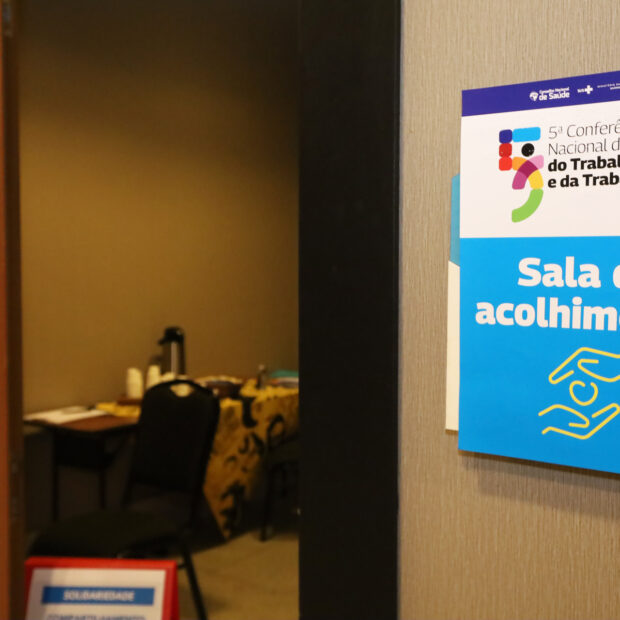 o intuito da sala de acolhimento é promover a escuta ativa de demandas dos conferencistas que enfrentem quadros de ansiedade, depressão ou outro tipo de sofrimento psíquico. (1)