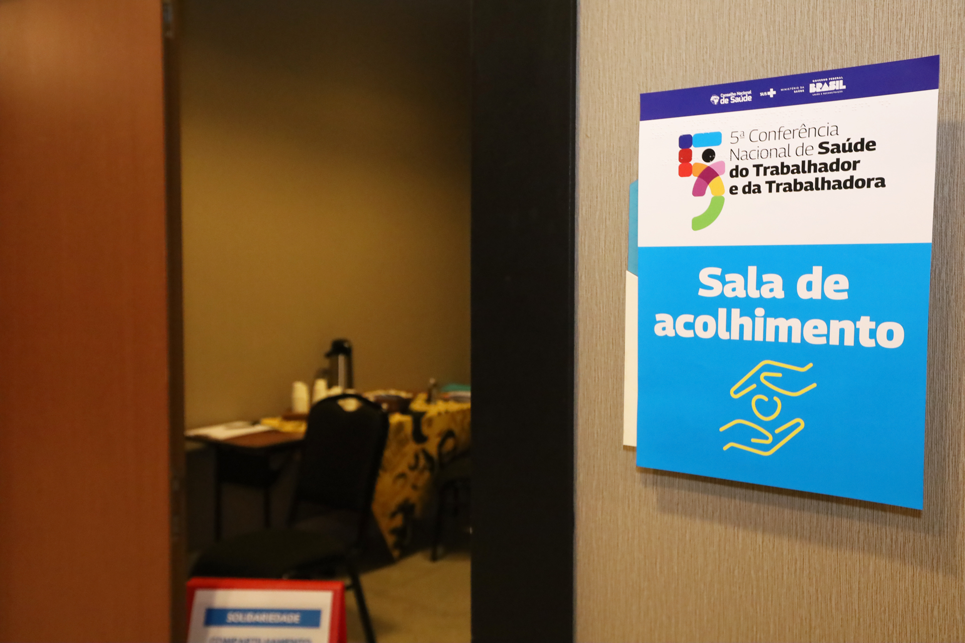 o intuito da sala de acolhimento é promover a escuta ativa de demandas dos conferencistas que enfrentem quadros de ansiedade, depressão ou outro tipo de sofrimento psíquico. (1)