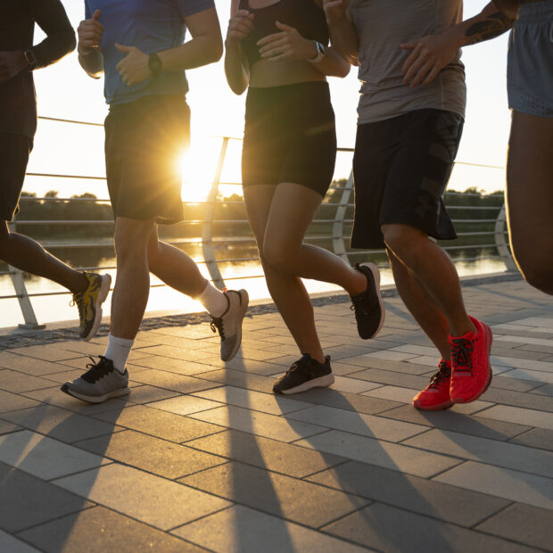 vista lateral adequada para amigos ao ar livre