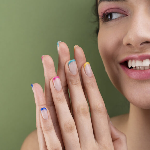 feche mulher delicada com manicure francesa
