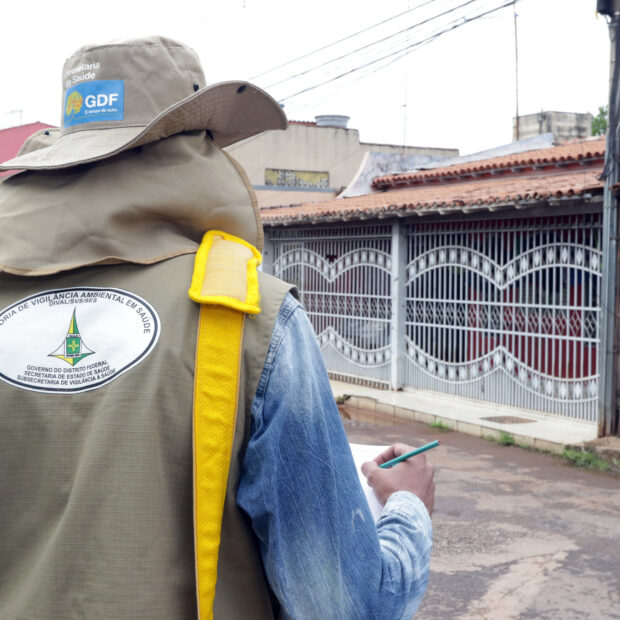 agente de vigilância ambiental durante ação de combate a dengue. foto sandro araújo agência saúde df (6)