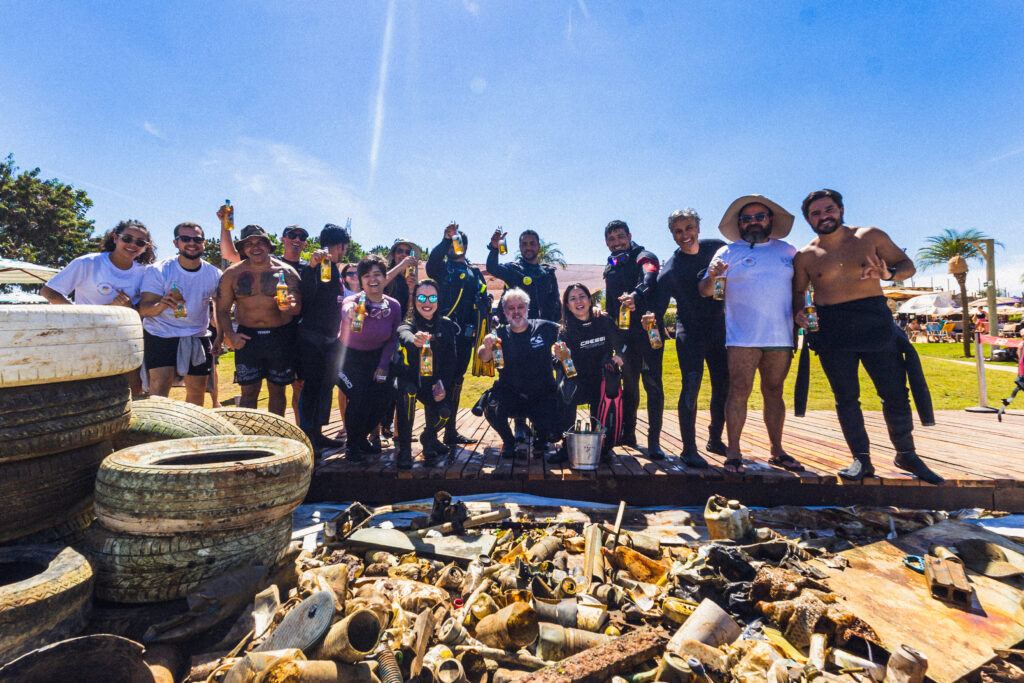 quarta edição do clean up day na praia, uma ação de limpeza no lago paranoá créditos marcel woo head de conteúdo cerveja praya (2)