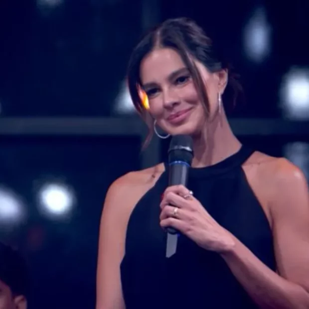Apresentador mistura vexame fashion, emoção e declaração de amor em noite que parou a Dança dos Famosos.