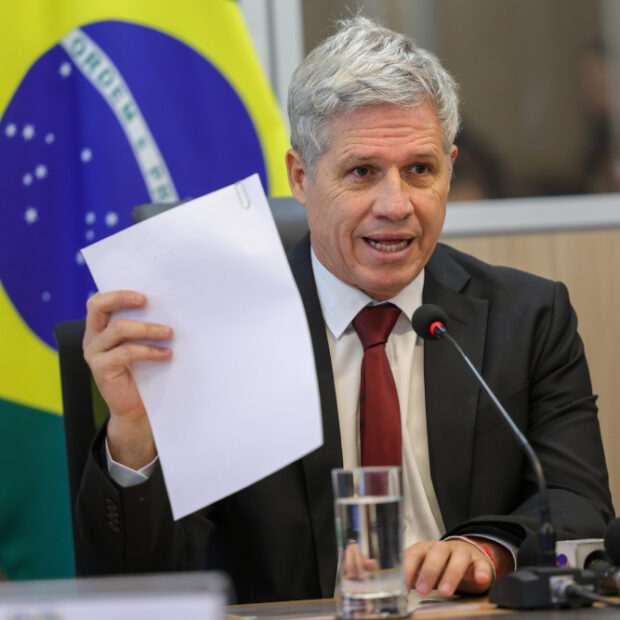ministro do desenvolvimento agrário e agricultura familiar (mda), paulo teixeira, durante coletiva