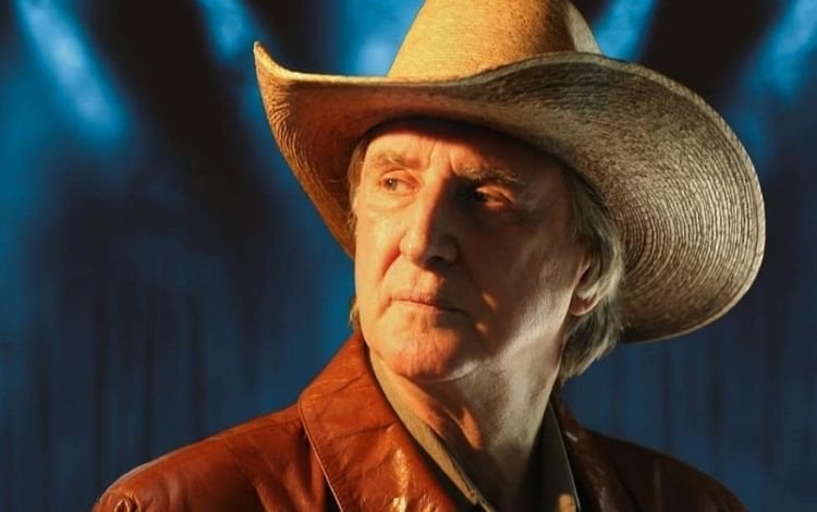 Aos 85 anos, o ícone do sertanejo raiz abriu o coração, relembrou novelas de sucesso, revelou curiosidades sobre seu inseparável chapéu e ainda comemorou a fama internacional.