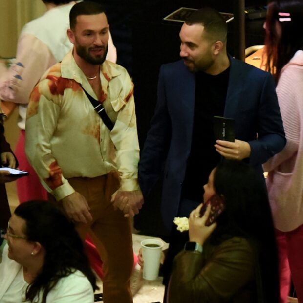 Os ex-BBBs foram vistos de mãos dadas em musical de Glória Groove e acendem rumores de romance.