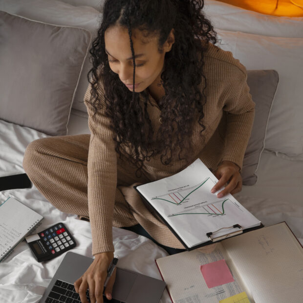mulher de tiro completo trabalhando como economista