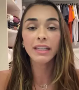 O trio virou trending topic depois que a ex do jogador resolveu expor detalhes íntimos da relação e rebater com classe (e veneno!) as acusações da atual.