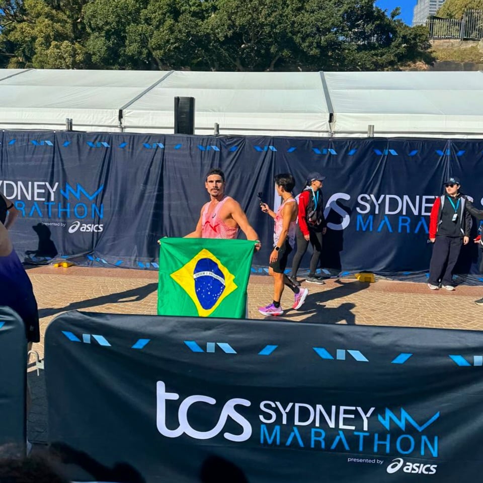 O ator cruzou 42 km em tempo recorde e se tornou o brasileiro mais bem colocado na prova australiana.