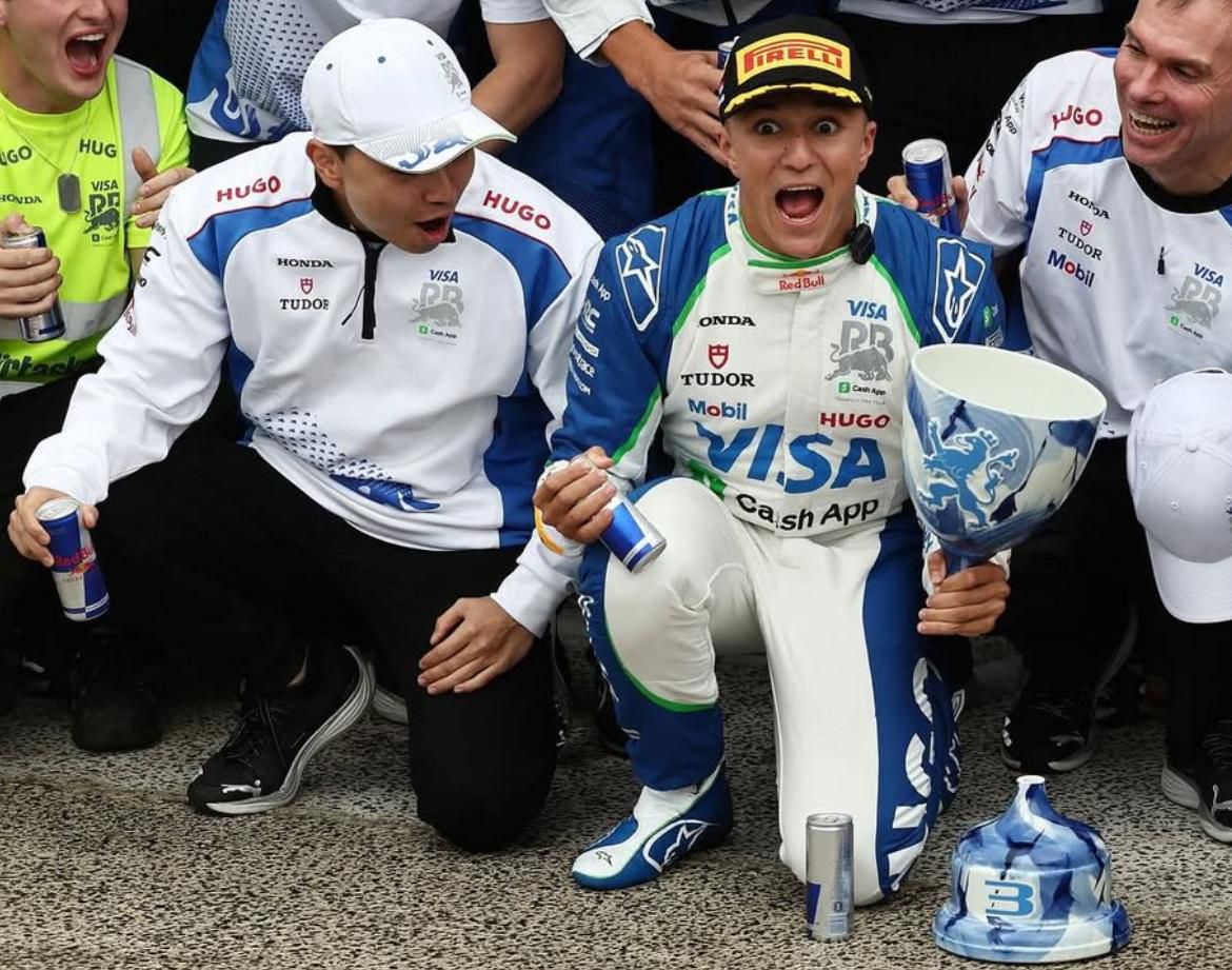 Eufórico com o primeiro pódio, Hadjar quebrou acidentalmente o troféu durante as comemorações entusiasmadas / Foto: Reprodução/Instagram