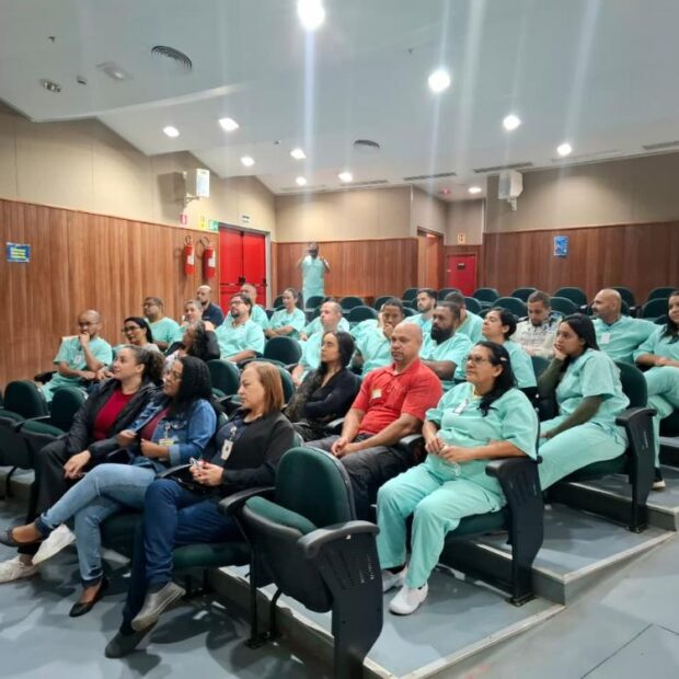 Foram abordados temas como ética profissional, paramentação e desparamentação de equipamentos de proteção individual (EPIs), higienização correta das mãos, uso de adornos e protocolos diante de intercorrências | Foto: Divulgação IgesDF