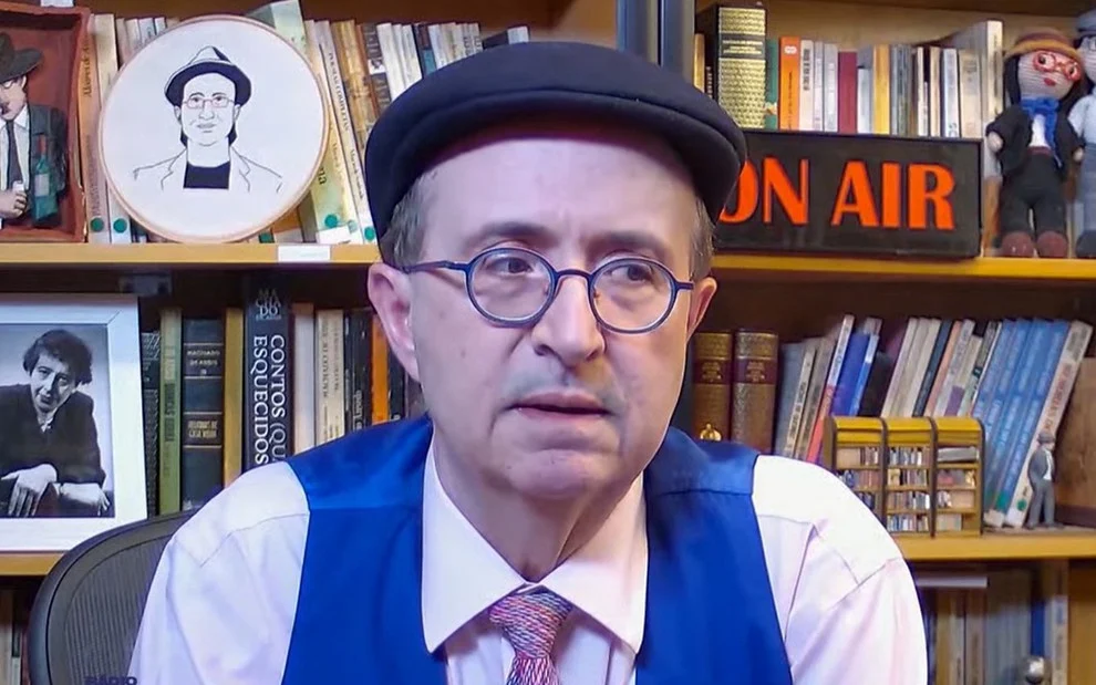Com voz fragilizada, jornalista anuncia pausa até dia 12 e tranquiliza fãs: “Não é câncer, vou voltar pleno”.