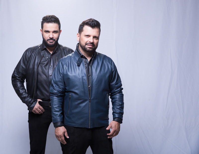 Donos dos hits “Casa das Primas” e “Pistoleira”, a dupla aposta em um novo single sobre relacionamentos e prepara um superprojeto que promete emocionar fãs antigos e conquistar novos corações.