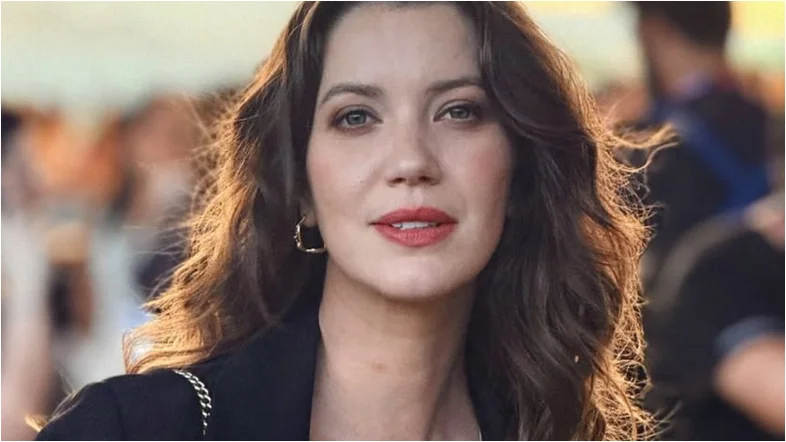 Atriz revelou que empresa desistiu de campanha após vasculhar postagem antiga em que aparecia de vermelho e fazendo o famoso “L”.